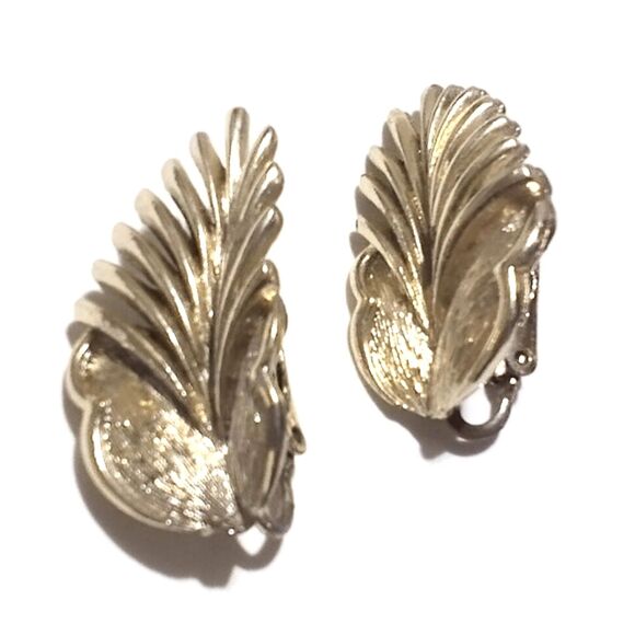 Vintage Coro Gold Tone Leaf Style Clip On Earrings - Picture 3 of 5